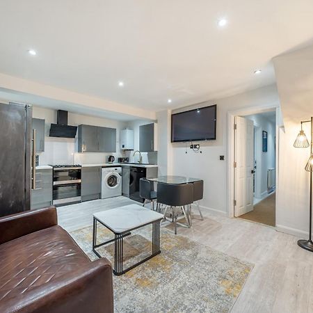 Two Bed Home In The Heart Of Эгэм Экстерьер фото