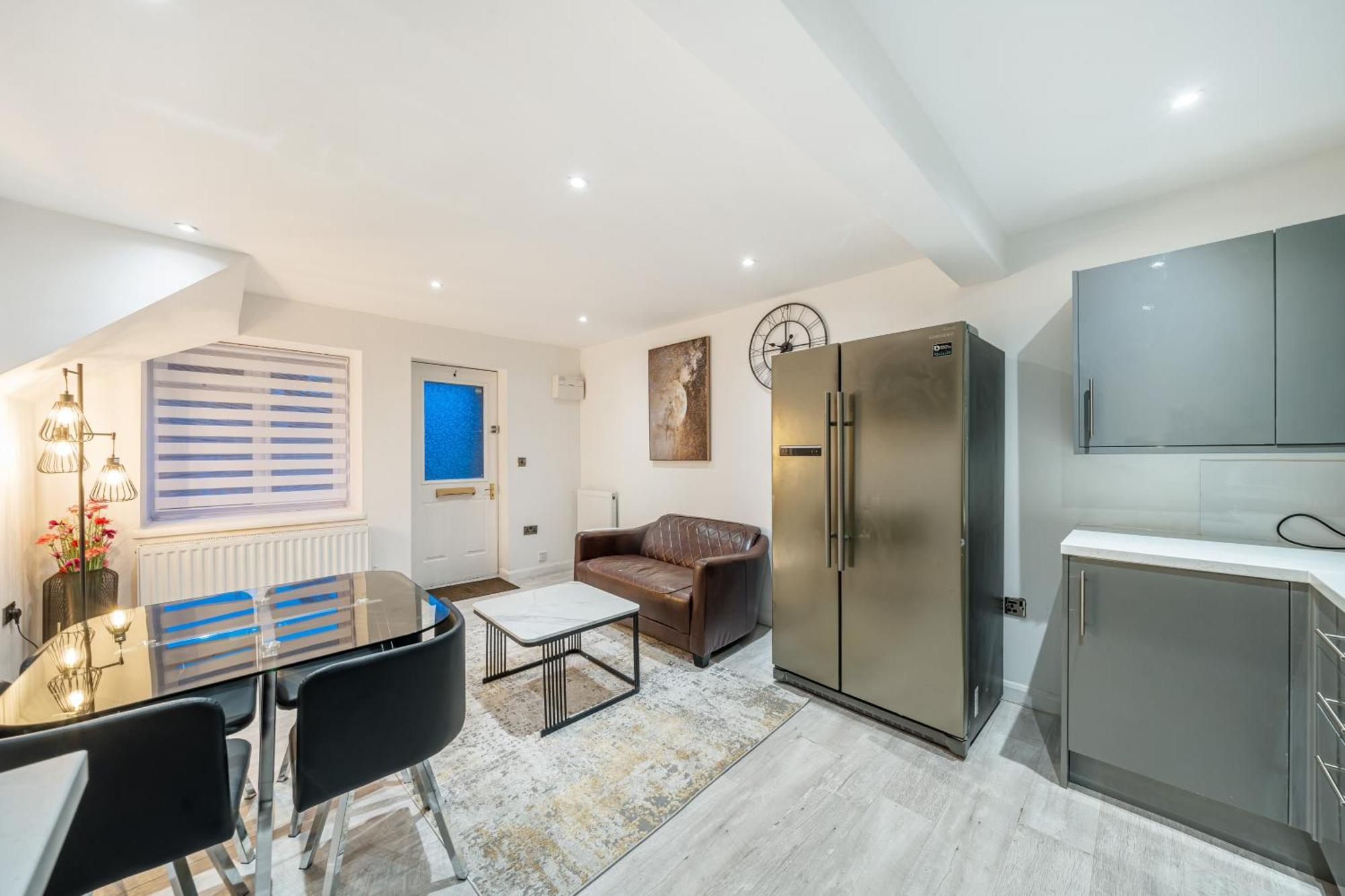 Two Bed Home In The Heart Of Эгэм Экстерьер фото