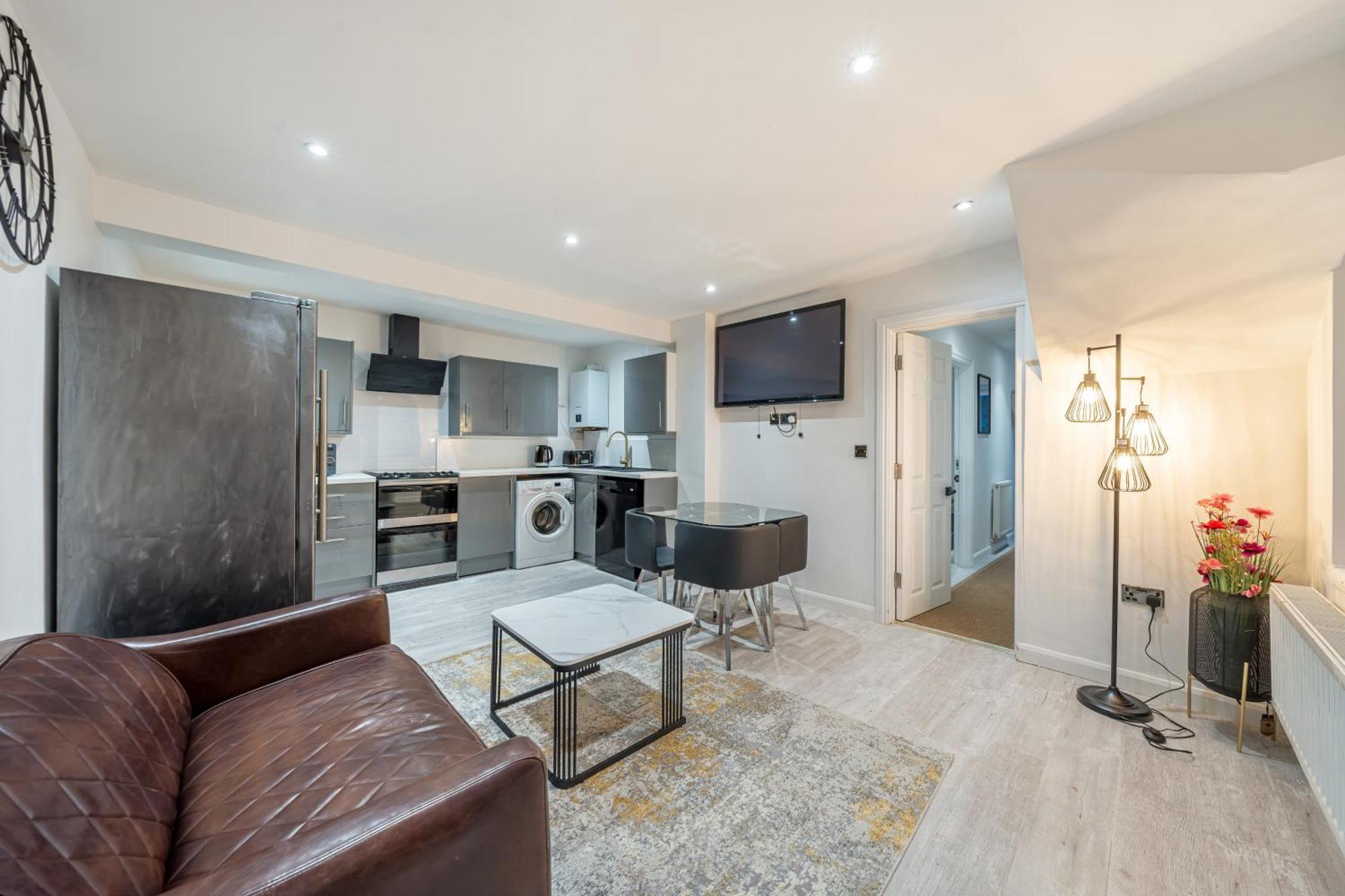 Two Bed Home In The Heart Of Эгэм Экстерьер фото