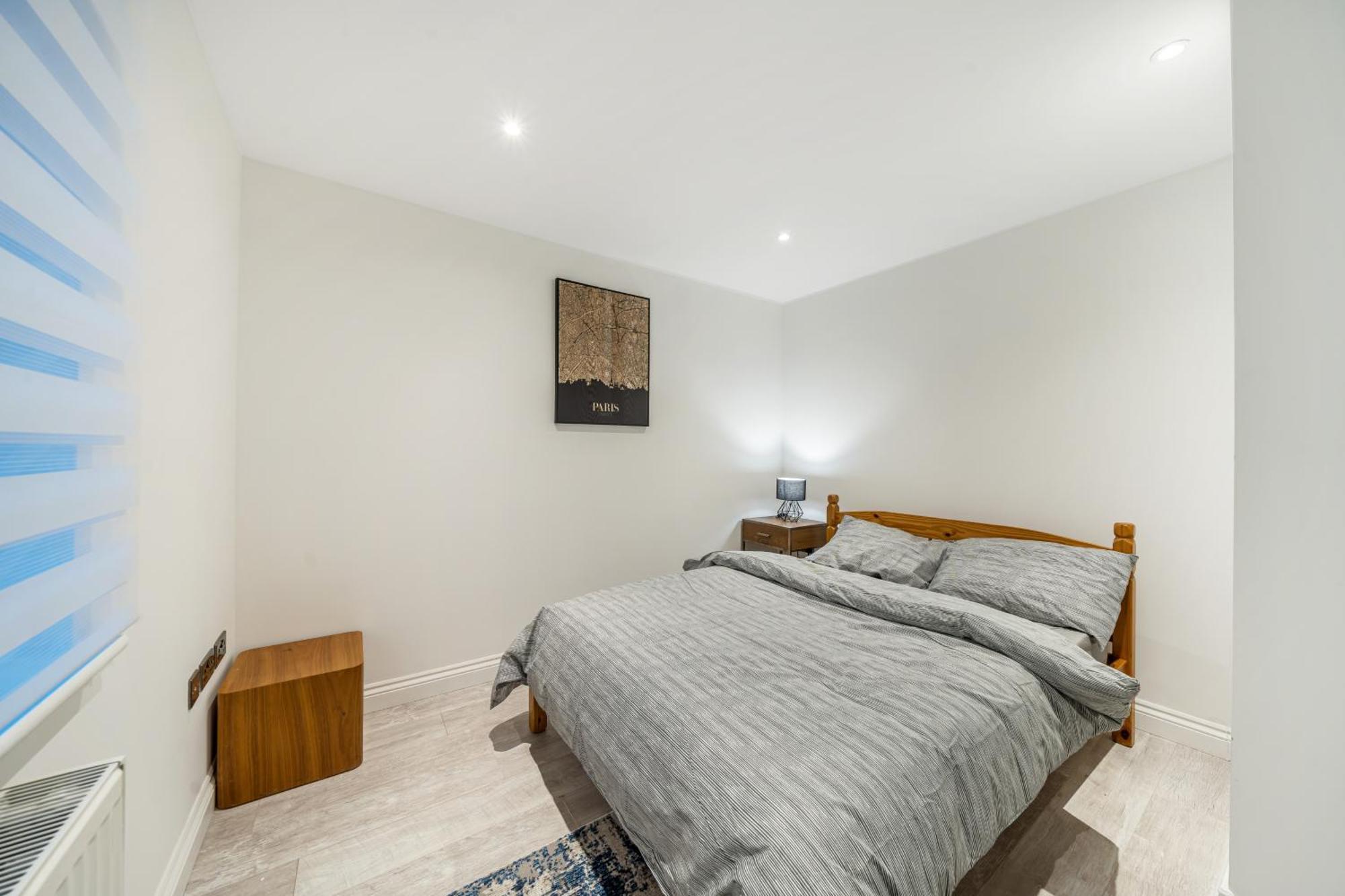 Two Bed Home In The Heart Of Эгэм Экстерьер фото