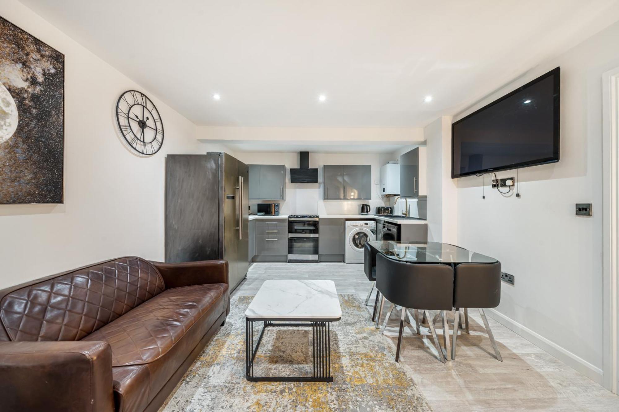 Two Bed Home In The Heart Of Эгэм Экстерьер фото