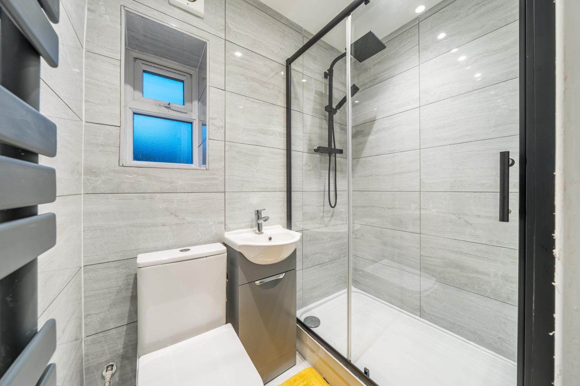 Two Bed Home In The Heart Of Эгэм Экстерьер фото